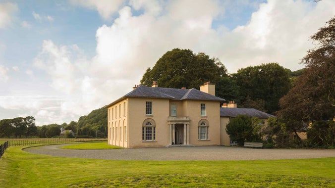 Golygfa o furiau allanol melyn y tŷ yn Llanerchaeron